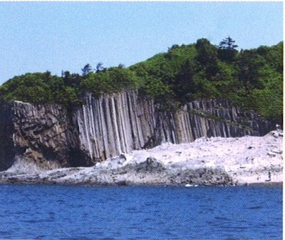 （３）材木岩（ざいもくいわ）～国後島