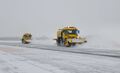 滑走路を除雪するスイーパー除雪車の写真（近景）