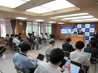 記者会見風景