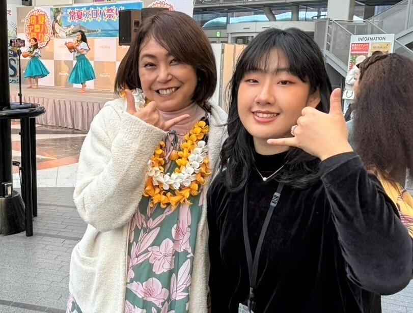 レイコ・T・ロジャース氏と国際交流員