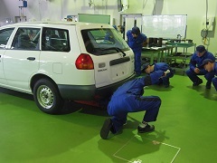 1年生 機械操作基本実習2(ジャッキアップ作業).JPG