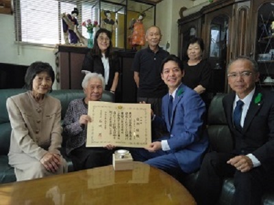 IMG_20250910_知事と操さんご家族2(サイズ縮小).jpg