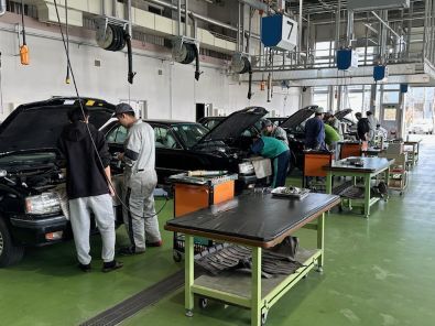 自動車整備科1 (JPG 31.4KB)