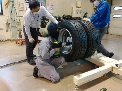 大型タイヤ取外し、取付け