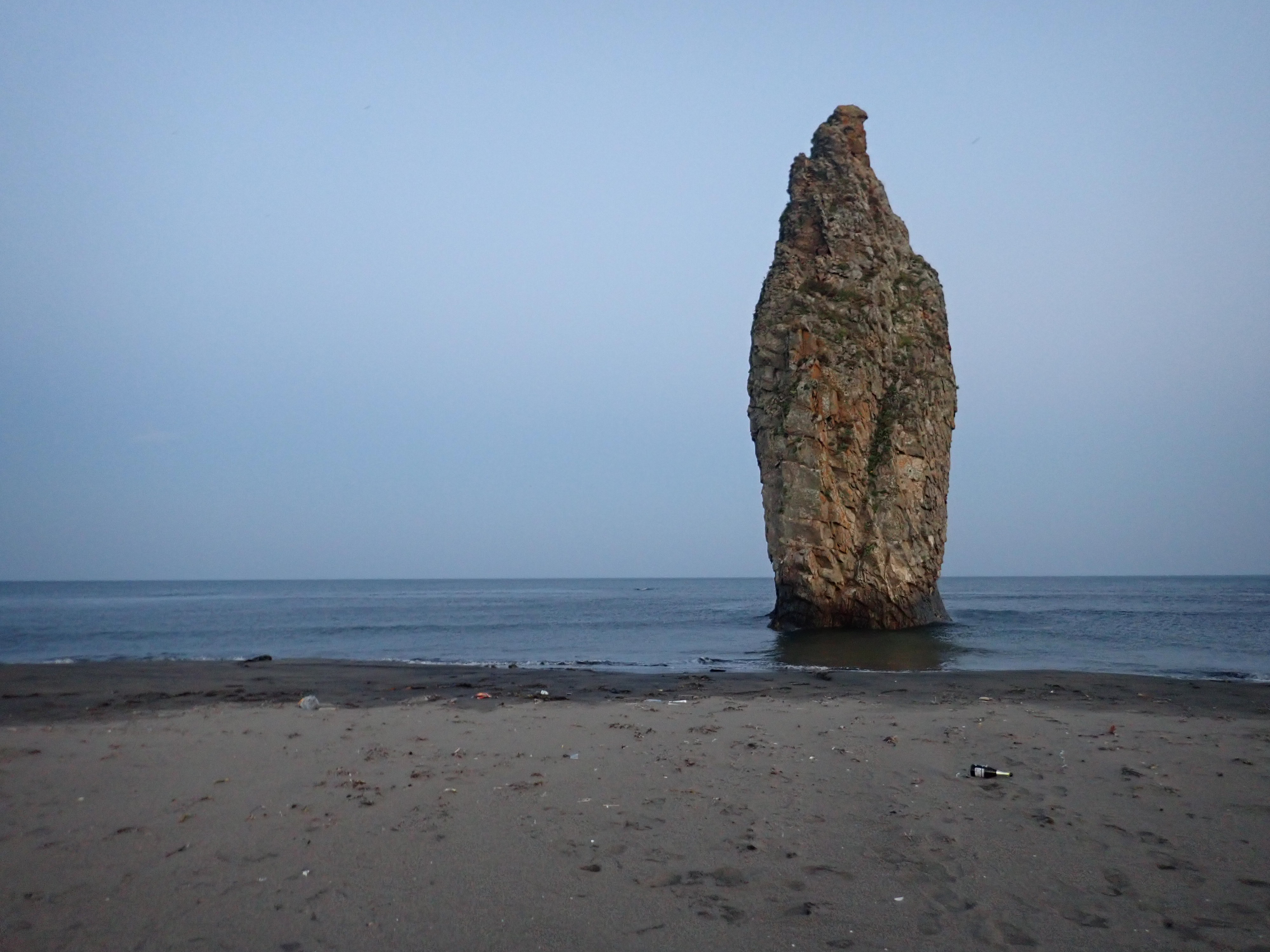 ローソク岩 (JPG 1.89MB)