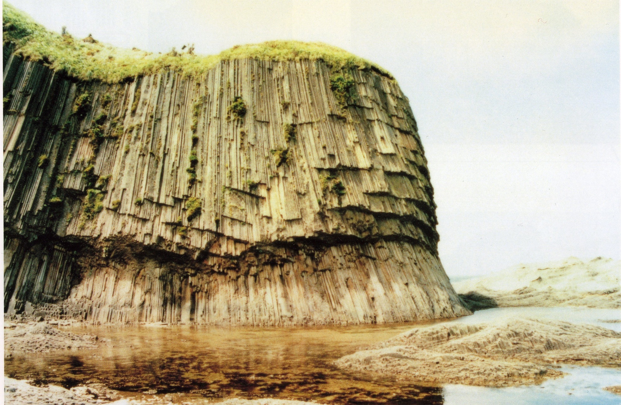 材木岩 (JPG 1.2MB)