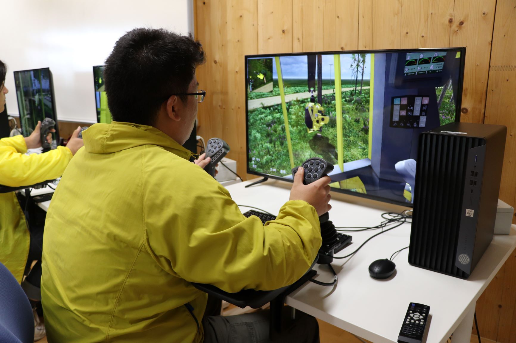 シミュレーターでの林業機械操作練習