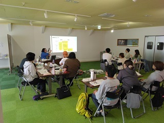 動画を使用したマーケティングの講義