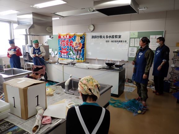 水産教室風景(刺し網漁業の説明)
