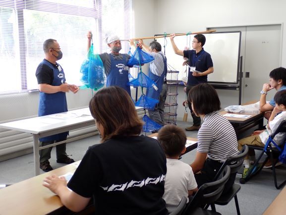 水産教室風景(ホタテガイ養殖漁業の説明)