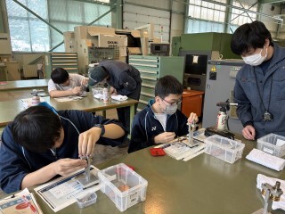 R7機械技術科_訓子府高校見学04