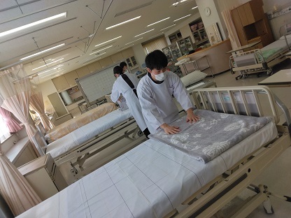 1年 ベッドメイキング2.jpg