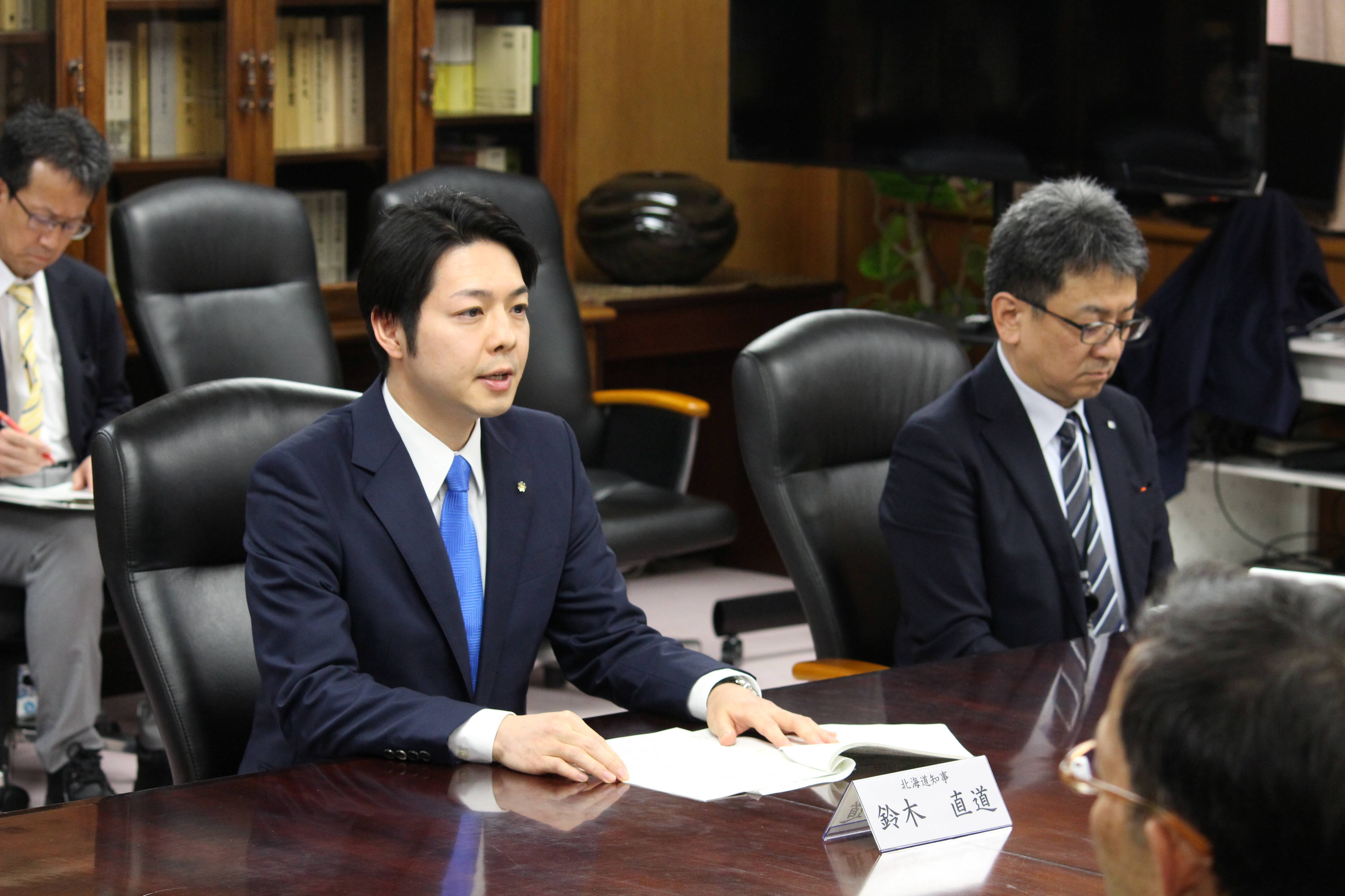 鈴木知事が泊発電所3号機再稼働に同意の回答をしている場面の写真