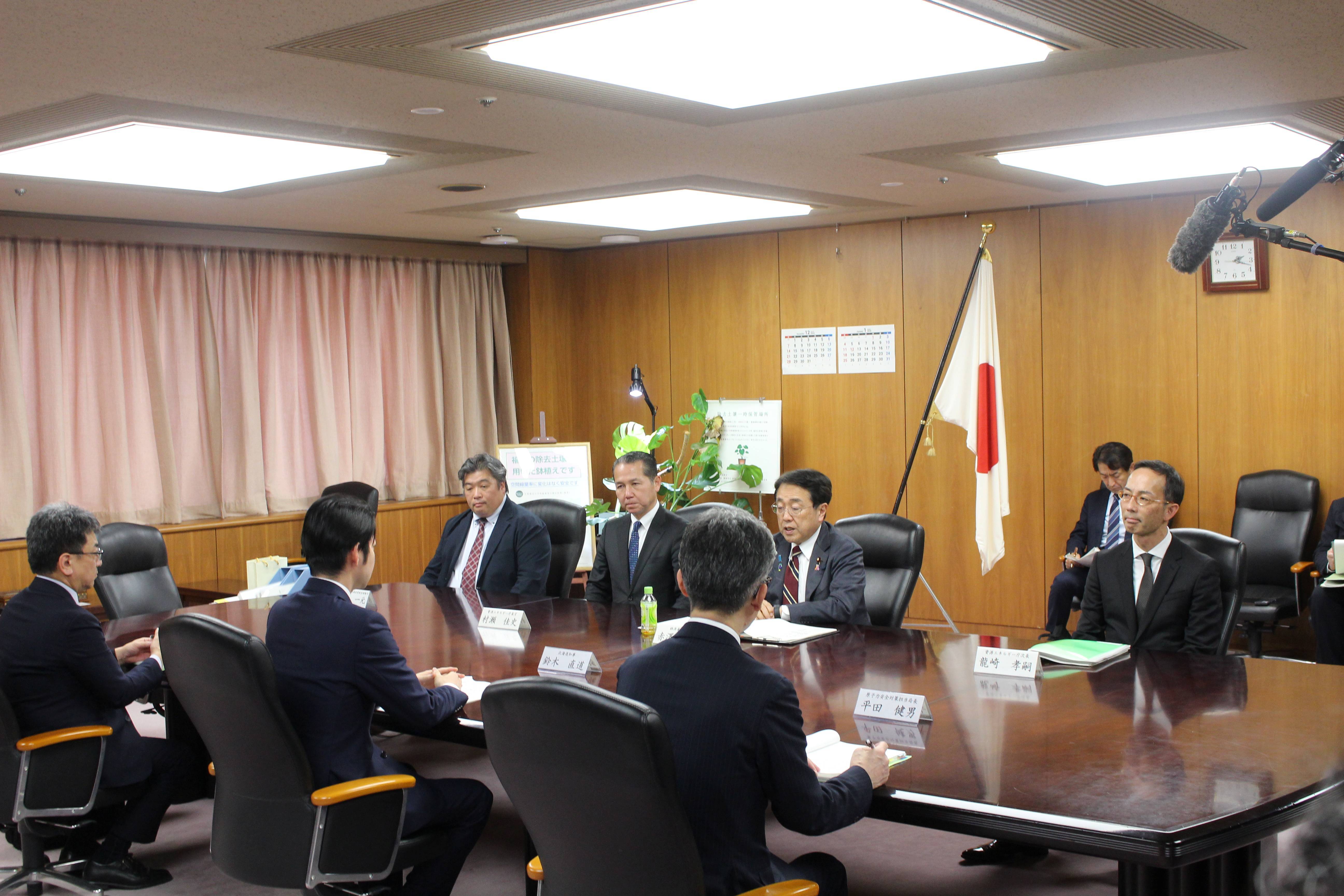 赤澤経済産業大臣が鈴木知事からの要請内容に回答するなどお話をされている場面の写真