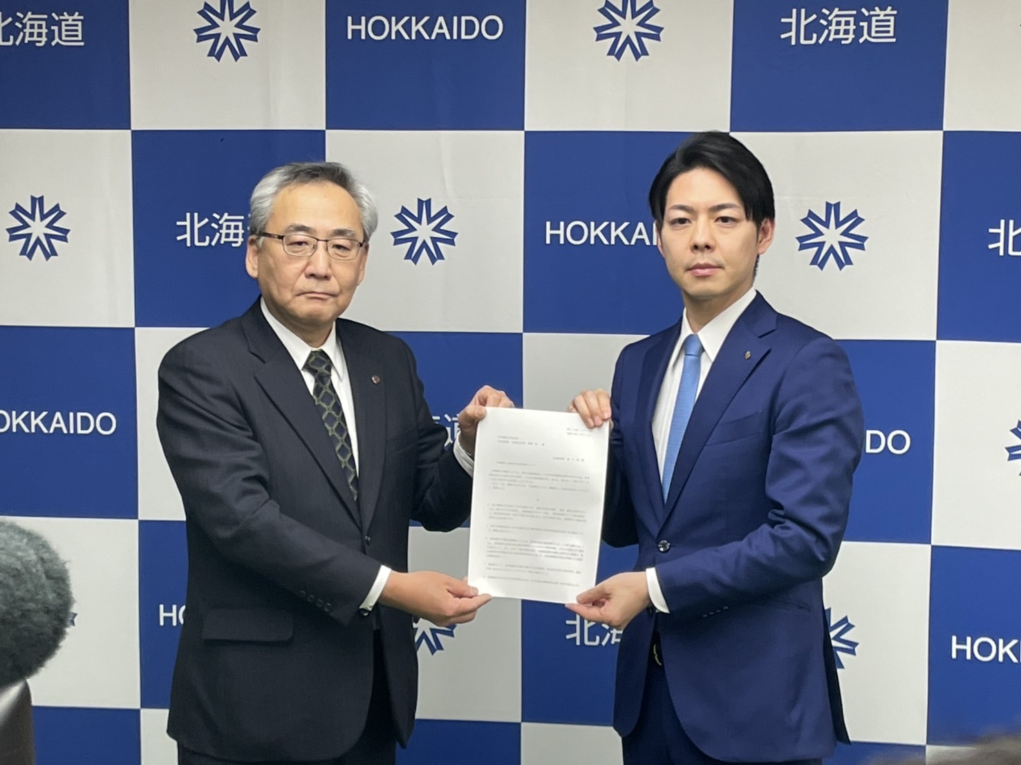 鈴木知事から齋藤社長への要請文書手交写真