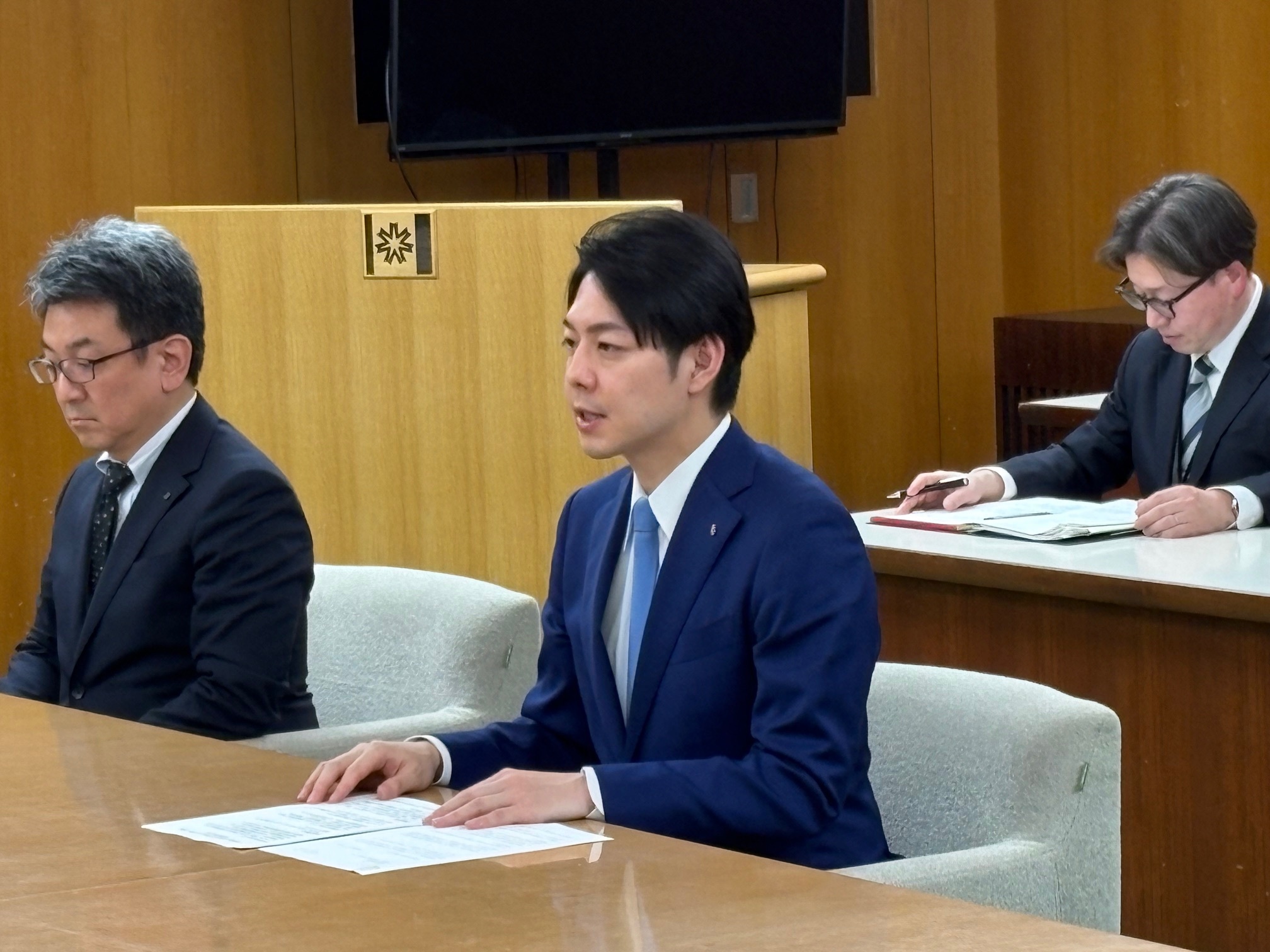 鈴木知事が泊発電所3号機の安全対策等について要請している場面の写真