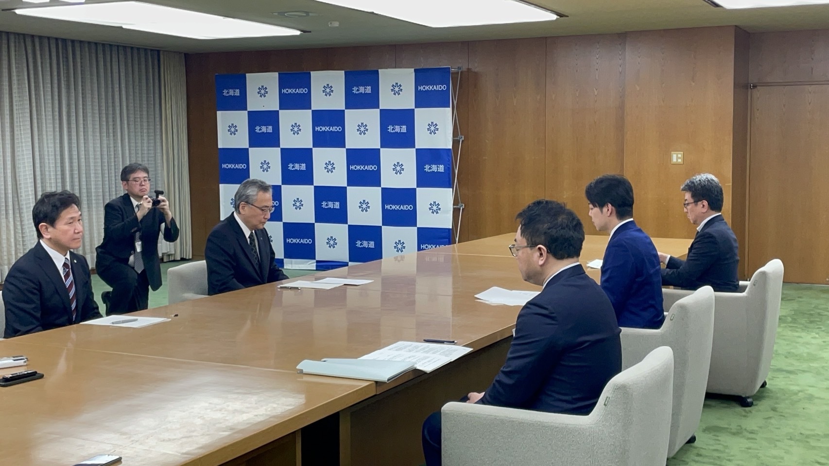 齋藤社長が鈴木知事からの要請内容に回答するなどお話をされている場面の写真