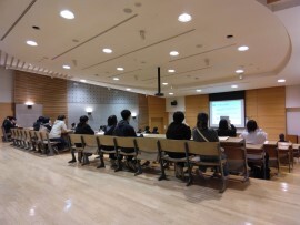 見学会1全体 (JPG 16KB)