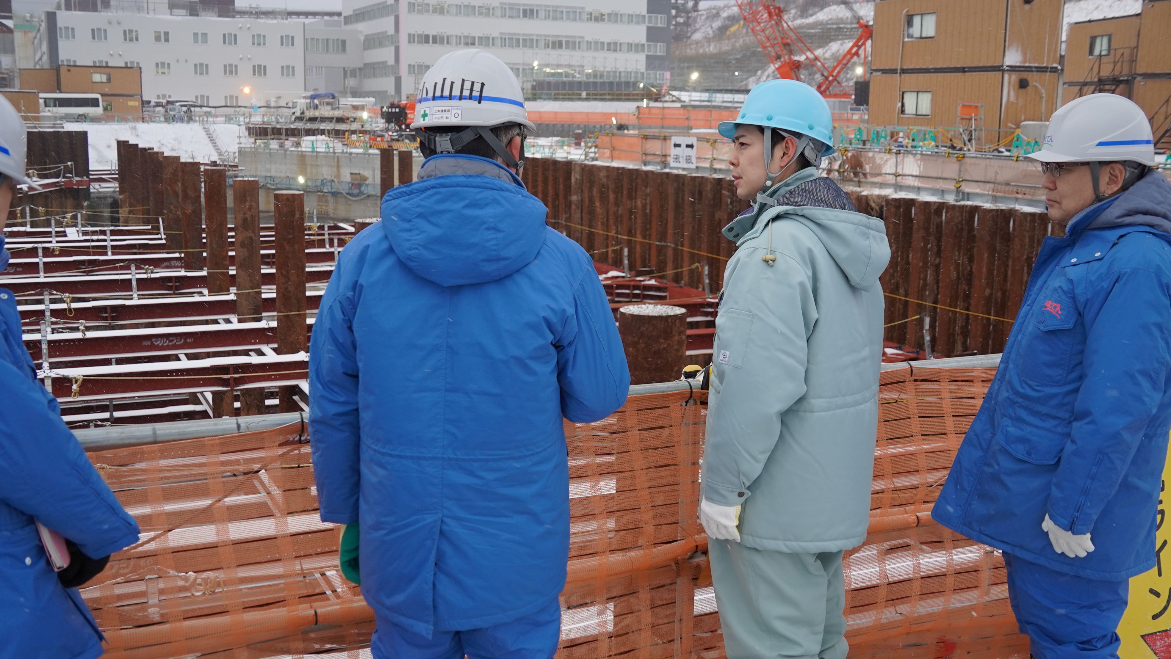 知事の泊発電所視察の様子の写真