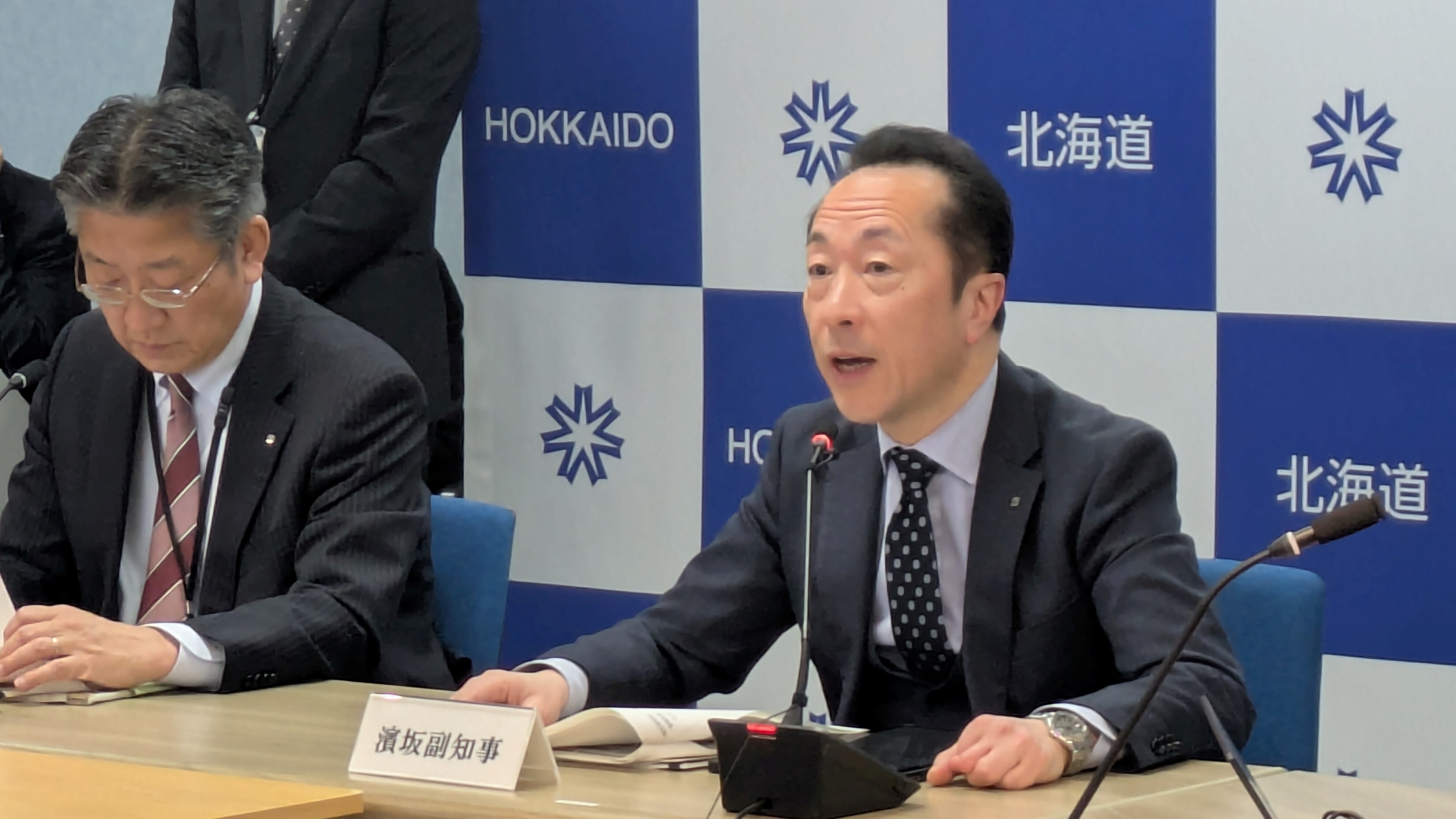 本部員へ指示をする濱坂副知事