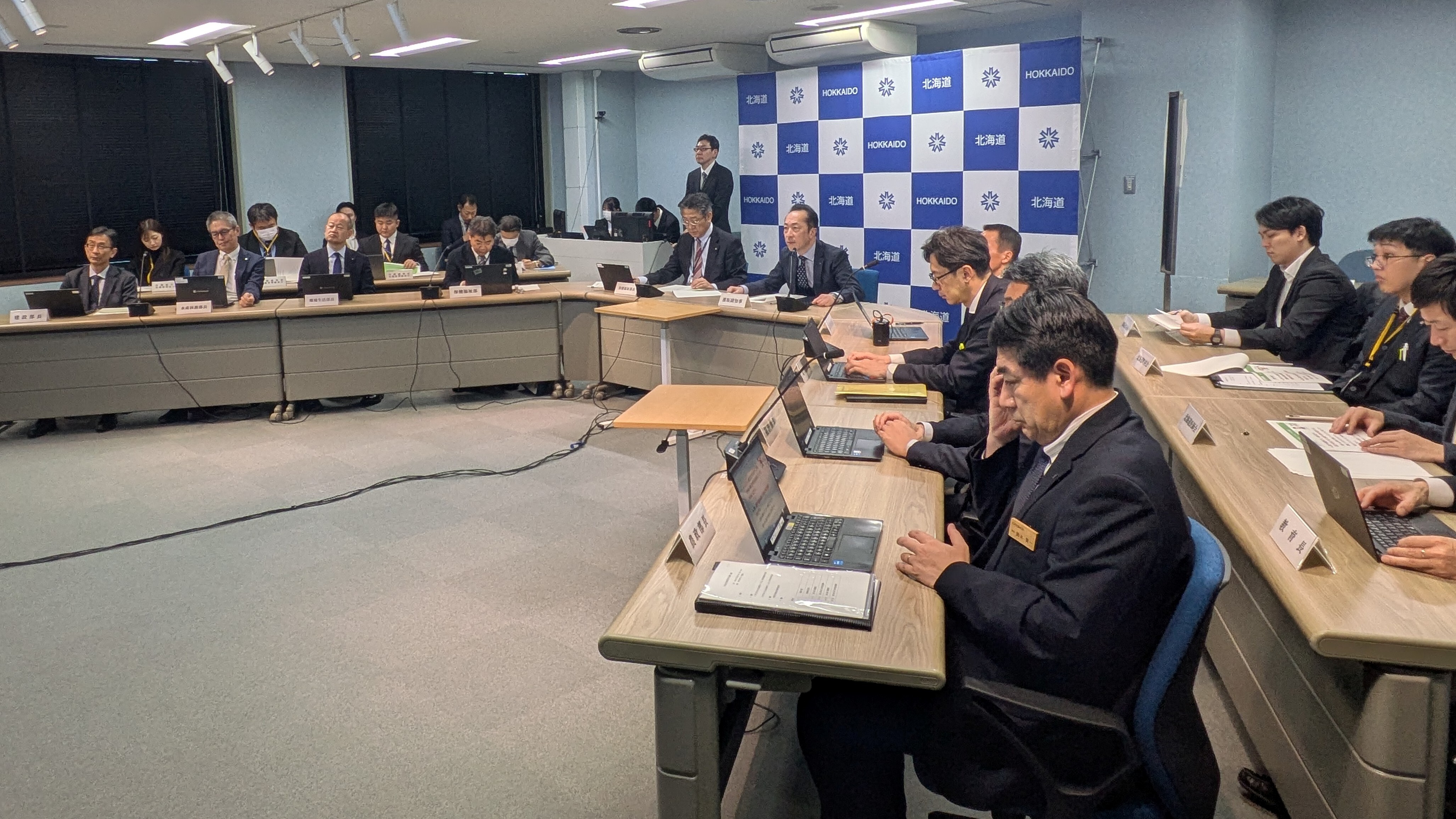 報告を受ける本部員（訓練参加者）