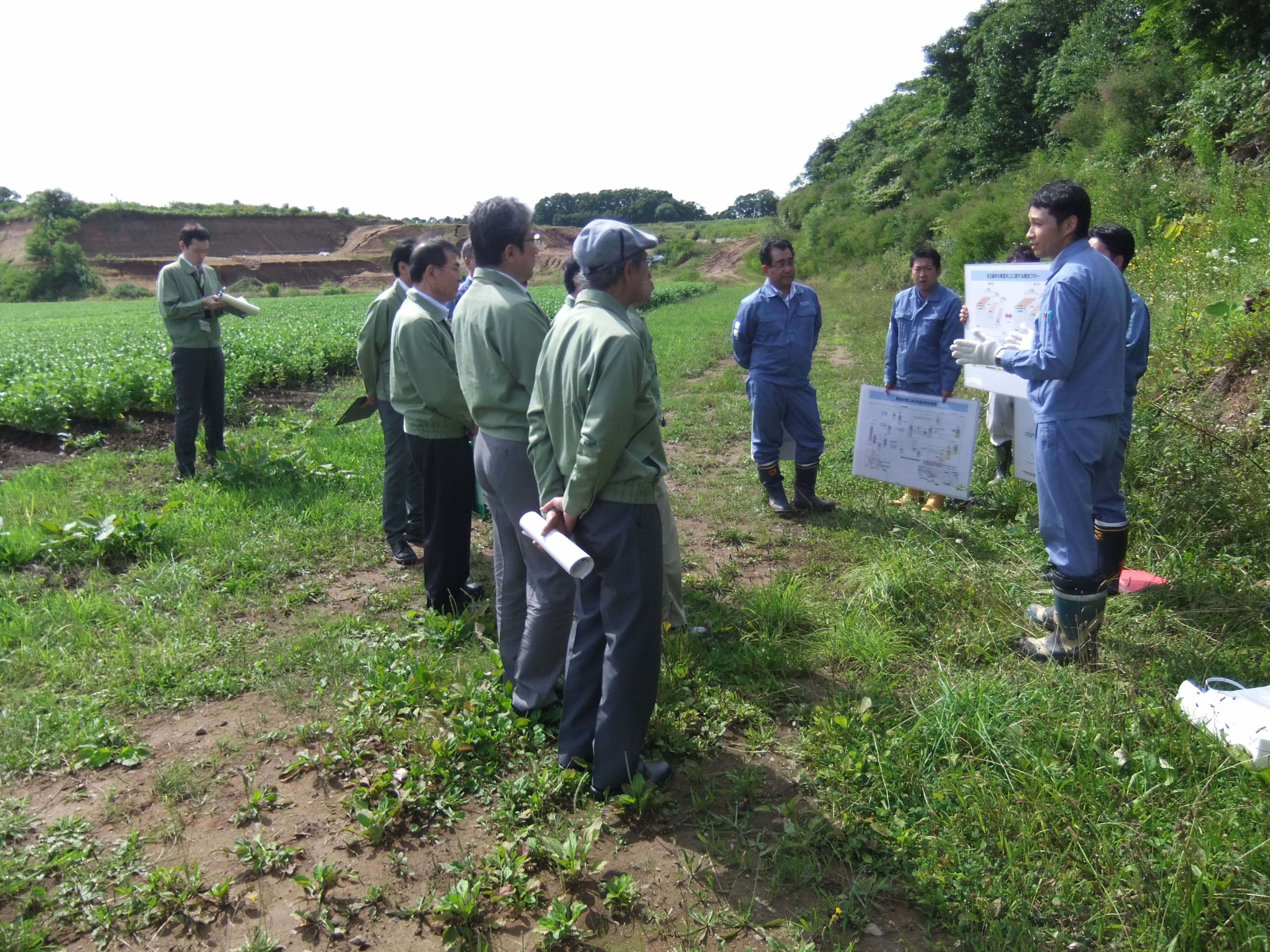 梨野舞納露頭の視察