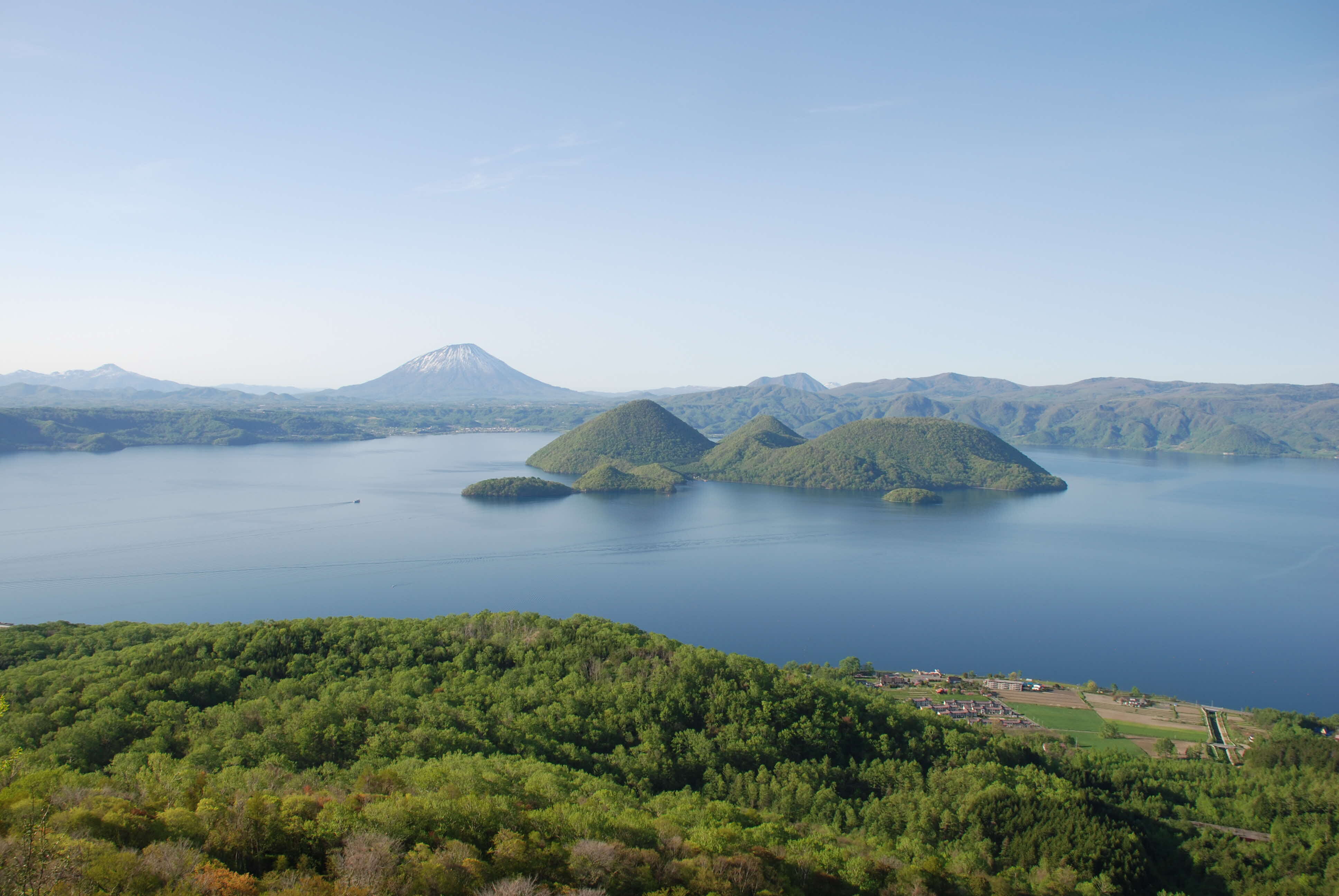 洞爺湖町　洞爺湖と羊蹄山