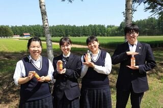 写真 商品をPRする士幌高校の生徒