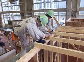 木造建築施工実習（2×4工法模擬家屋）