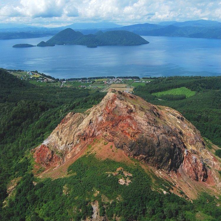 昭和新山と洞爺湖の写真