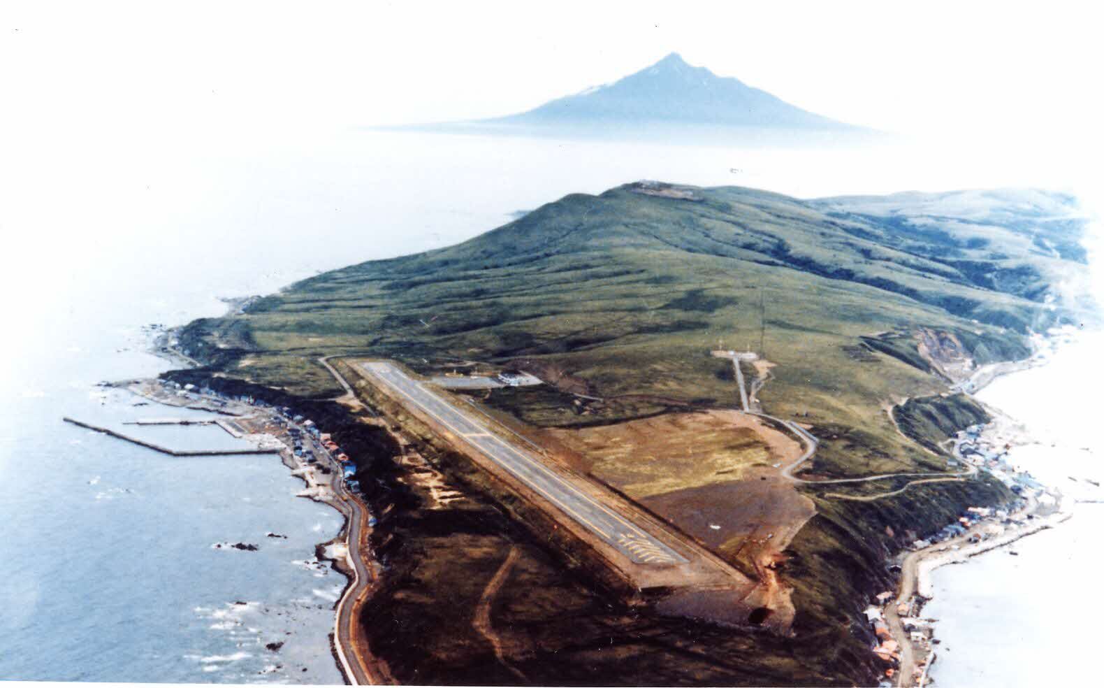 空から見た礼文空港と利尻富士
