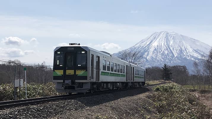 羊蹄山と列車