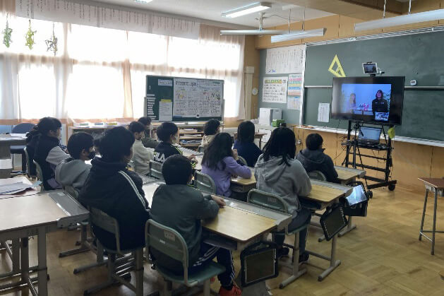 岩見沢市立メープル小学校との交流の様子(1)