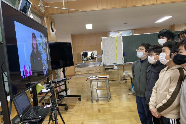 岩見沢市立メープル小学校との交流の様子(2)