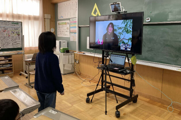 岩見沢市立メープル小学校との交流の様子(3)