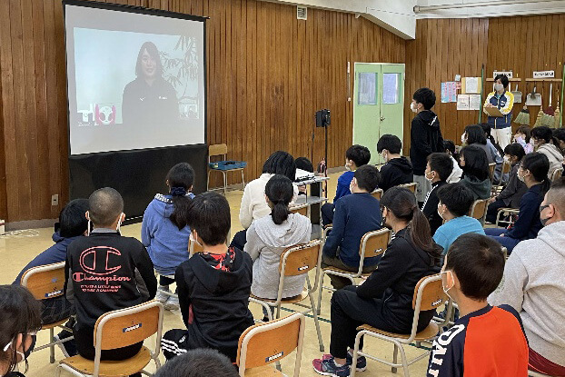 日高町立富川小学校との交流の様子(1)